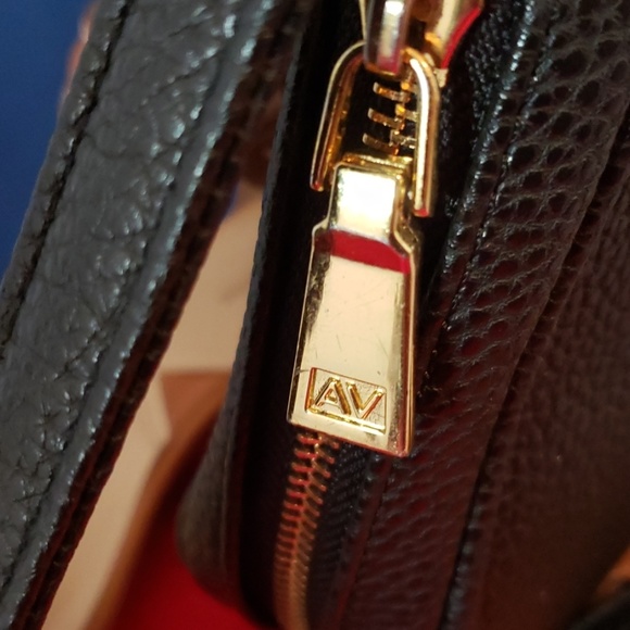 Adrienne Vittadini leather black shoulder bag - Picture 3 of 6